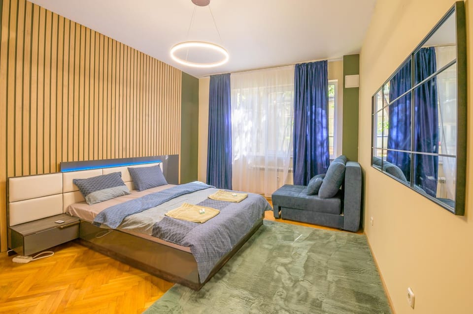 2 DeLuxe Apartments, Top Center Free Parking, 4 BDR Apartment in Sofia