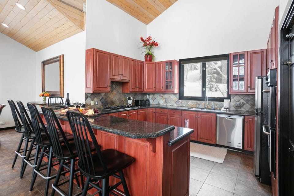 2430 Queen Esther Dr - 5 Bedroom Home with Spa House in Park City