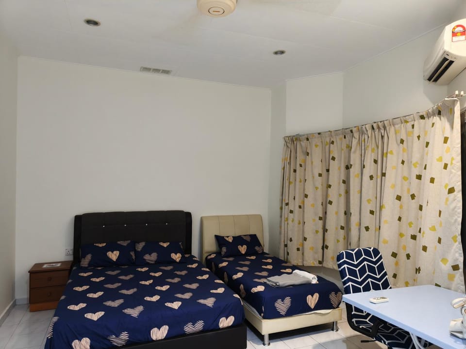 Bed, Photo of the whole room, Bedroom, air conditioner