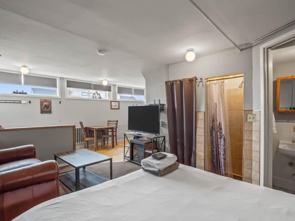 Bed, TV and multimedia, Seating area