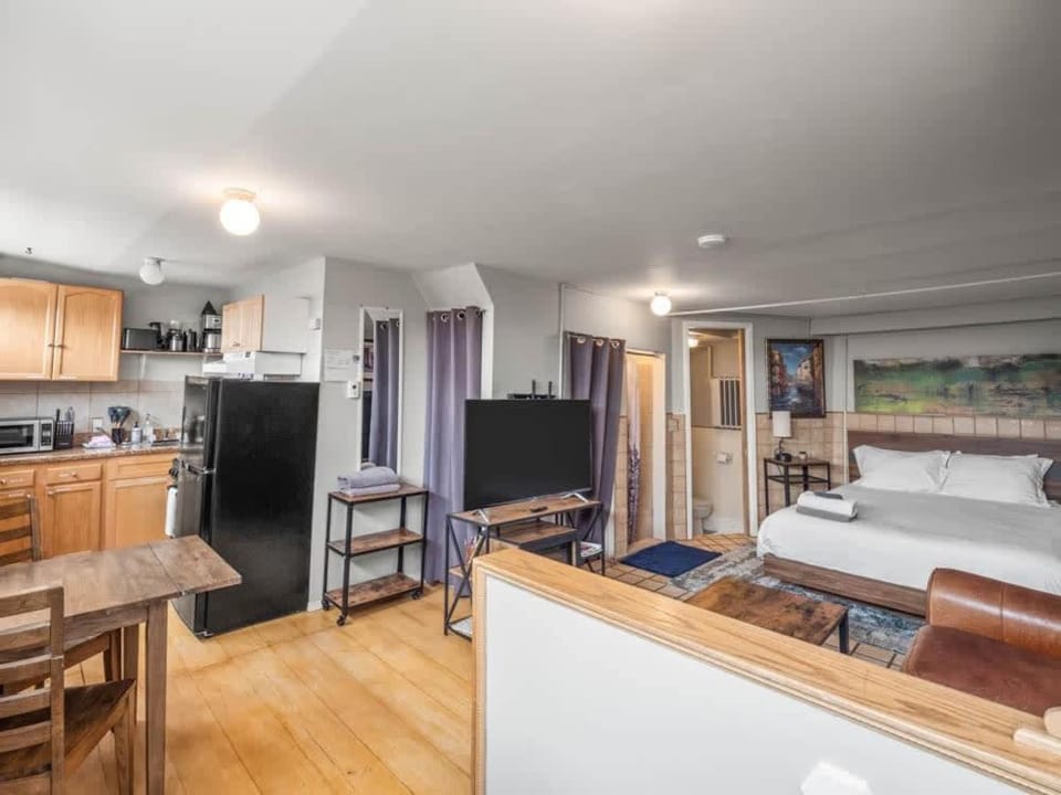 Bed, Kitchen or kitchenette, Seating area, Dining area, Bedroom