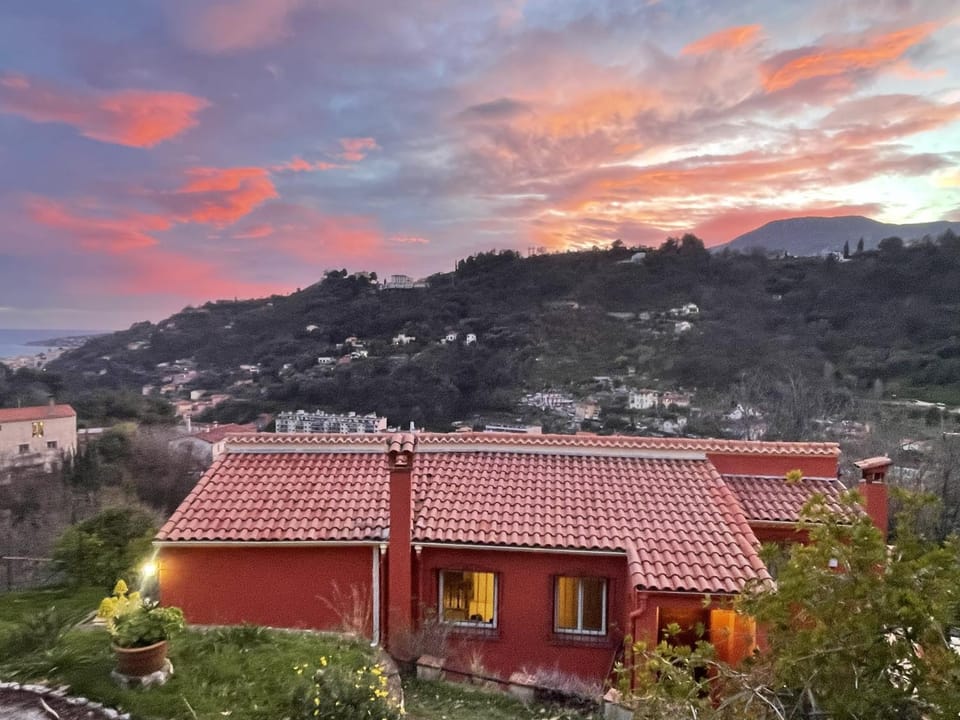 Studio indépendant - Entrée & terrasse privatives - Vue mer - Parking Bed and Breakfast in Menton