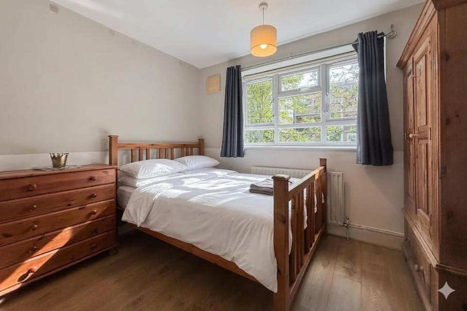 Spacious 4BR Home in Southfields - 5 Beds, Wifi and Parking House in London