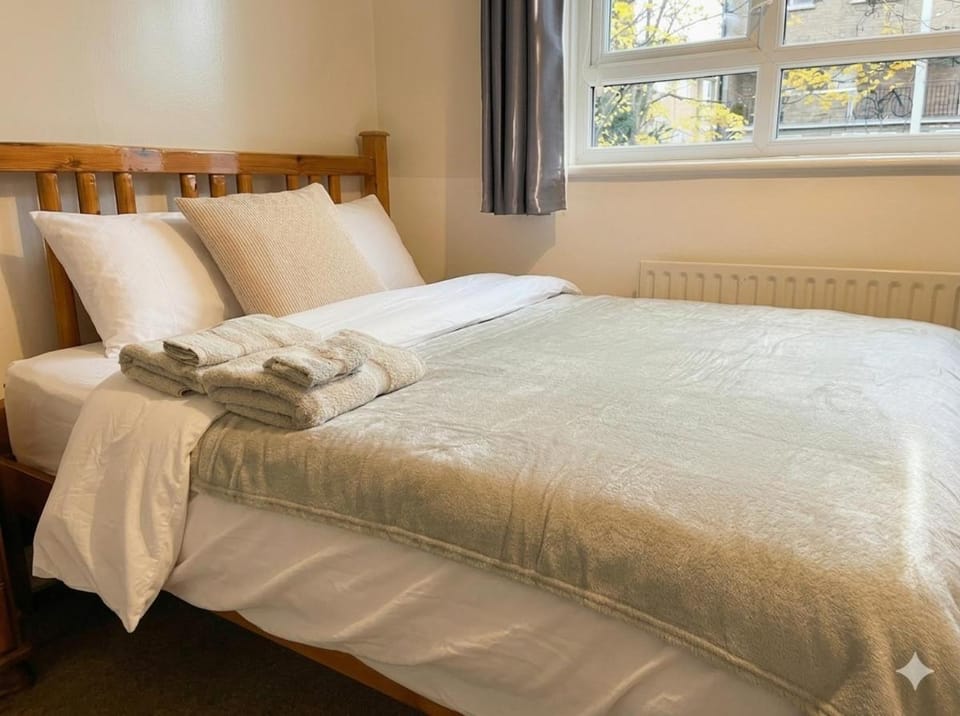 Spacious 4BR Home in Southfields - 5 Beds, Wifi and Parking House in London