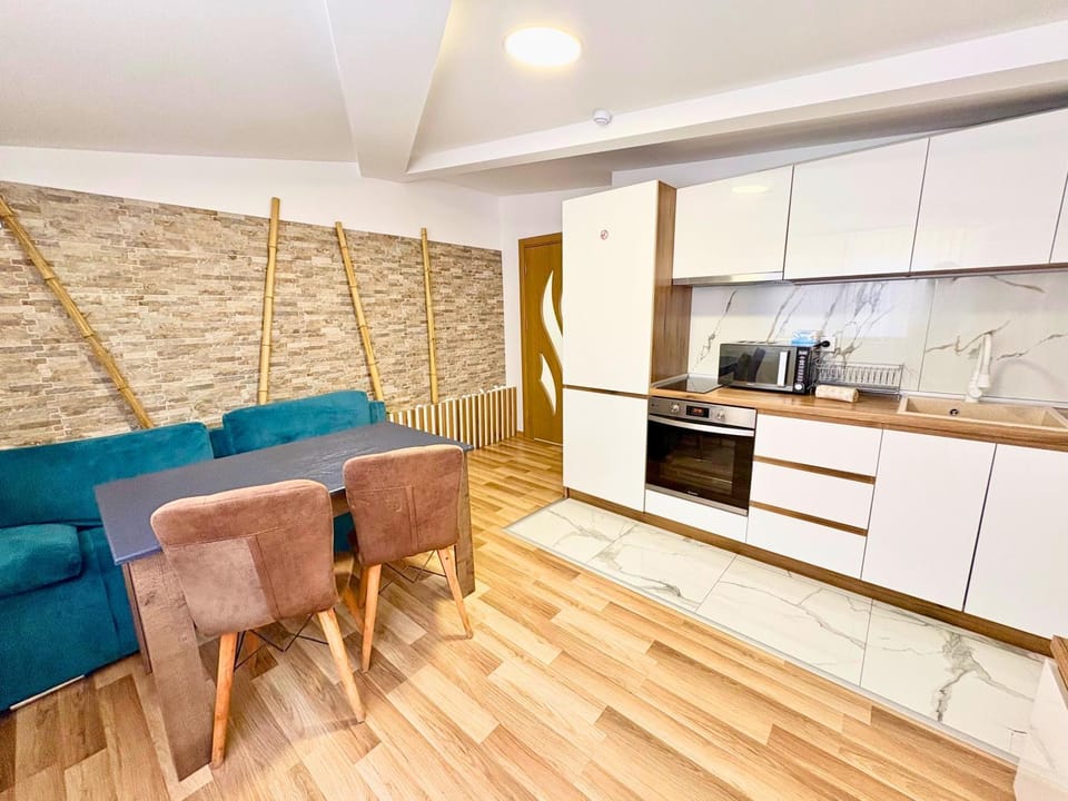 Coffee/tea facilities, Kitchen or kitchenette, Living room, Seating area, Dining area