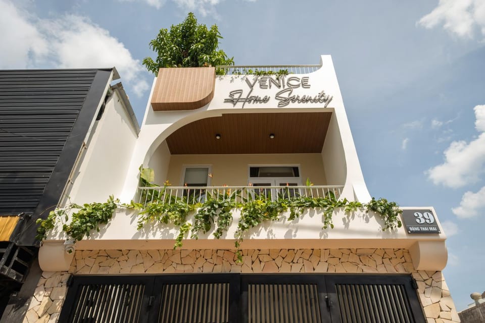 Property building, Day, View (from property/room), Balcony/Terrace