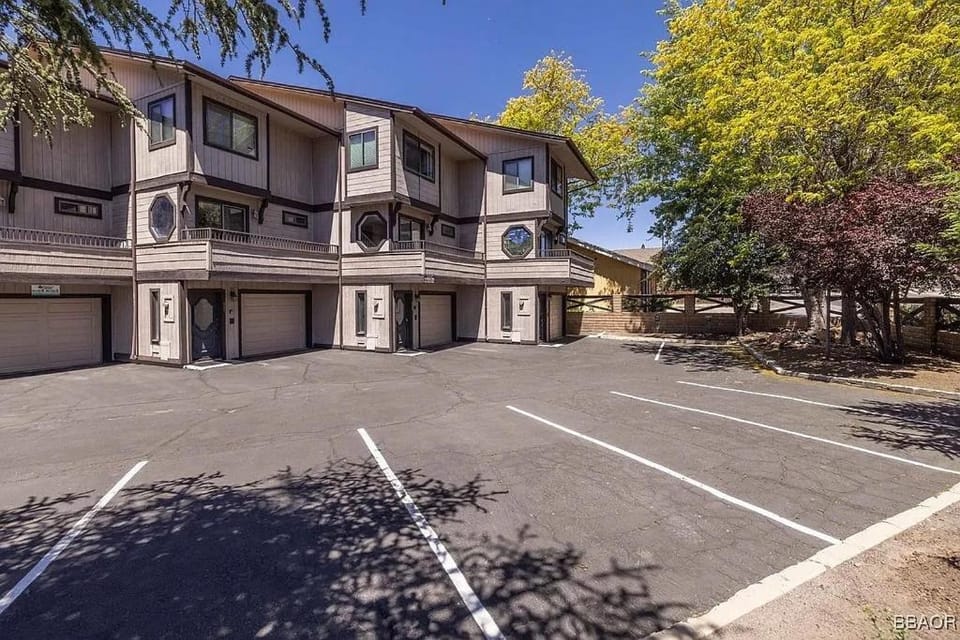 Property building, Day, Neighbourhood, Street view, Parking