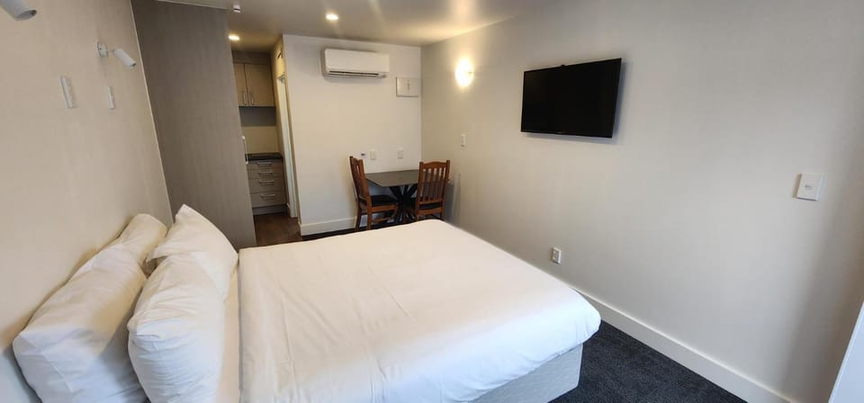 TV and multimedia, Photo of the whole room, Bedroom, air conditioner