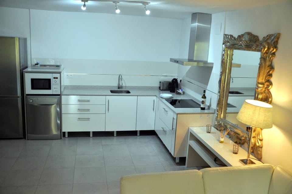 Kitchen or kitchenette, dishwasher, stove
