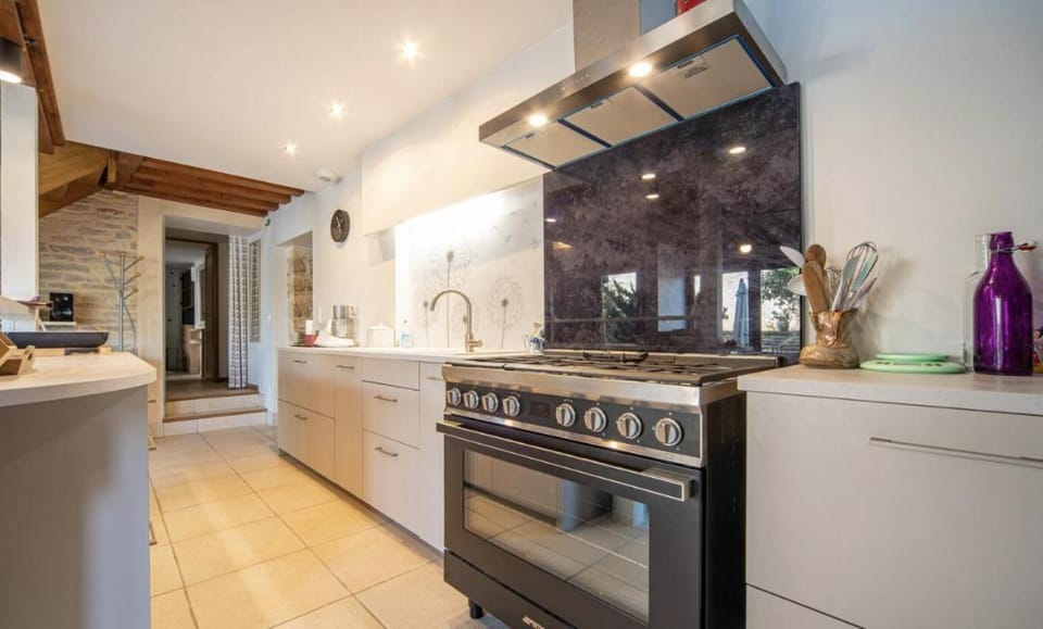 Kitchen or kitchenette, dishwasher, stove