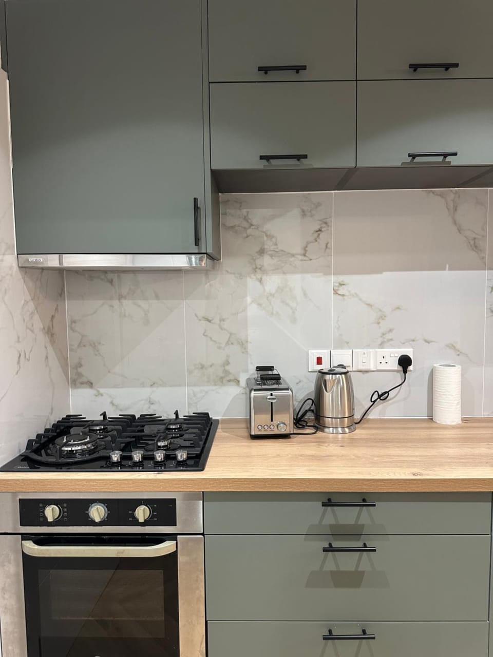 Coffee/tea facilities, Kitchen or kitchenette, stove
