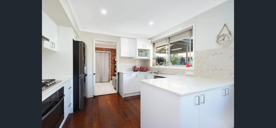 Kitchen or kitchenette, dishwasher, stove