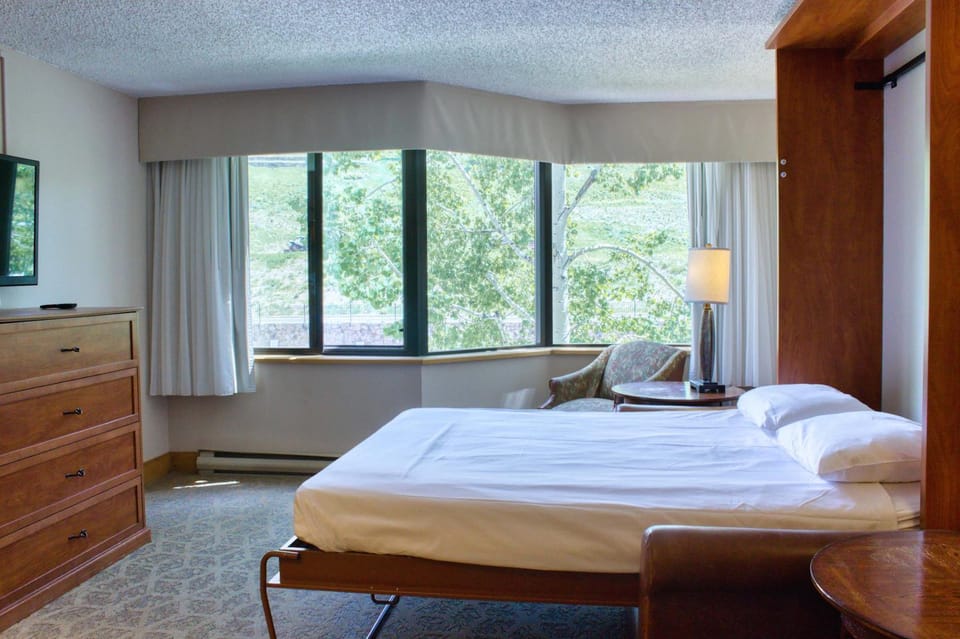 Bed, TV and multimedia, Bedroom