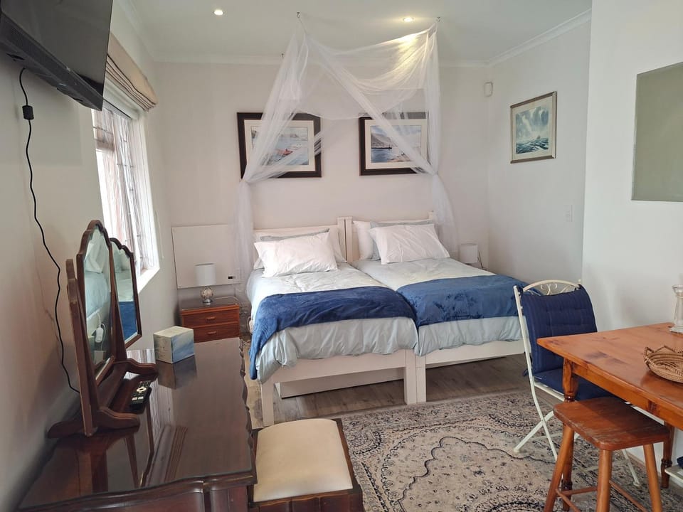Bed, TV and multimedia, Photo of the whole room
