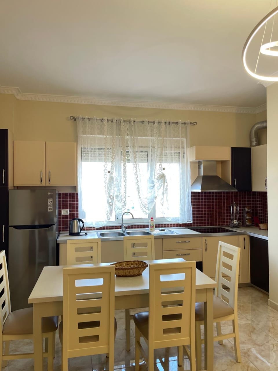 Kitchen or kitchenette, Dining area, minibar, oven, stove