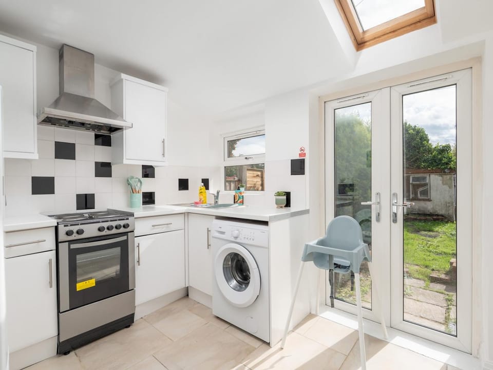 Kitchen or kitchenette, Other, oven, stove, toaster, washing machine