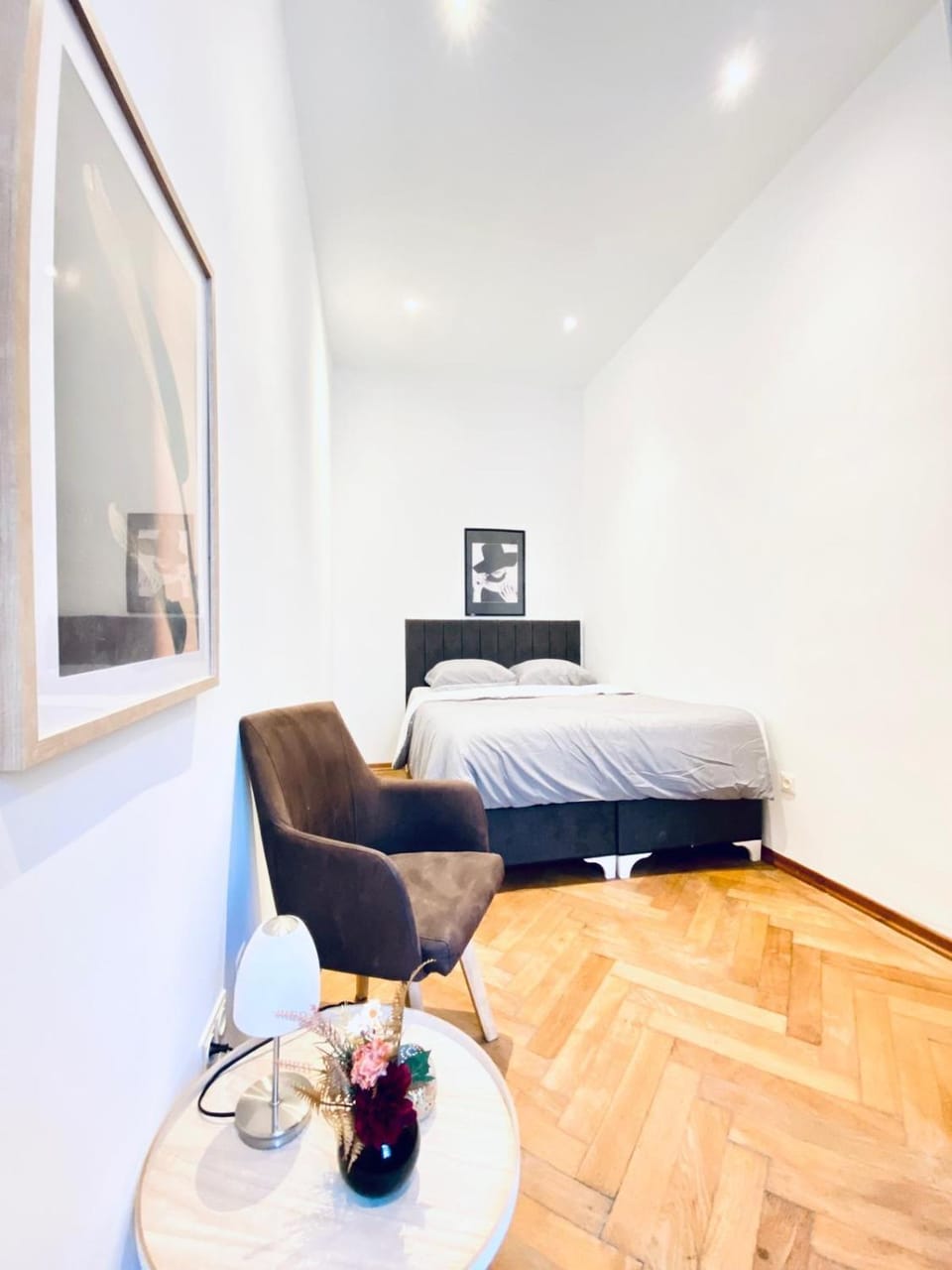 Bed, Seating area, Bedroom