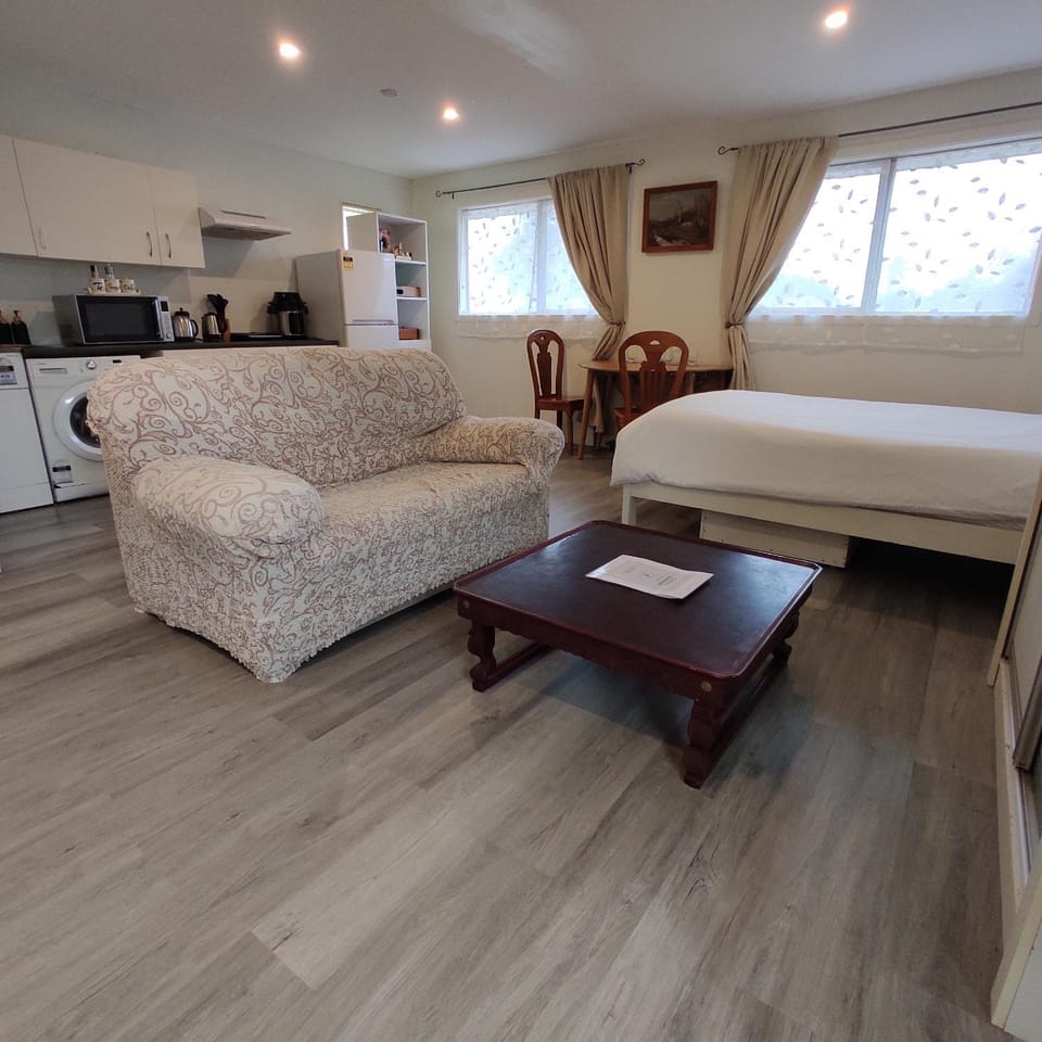 Photo of the whole room, Seating area