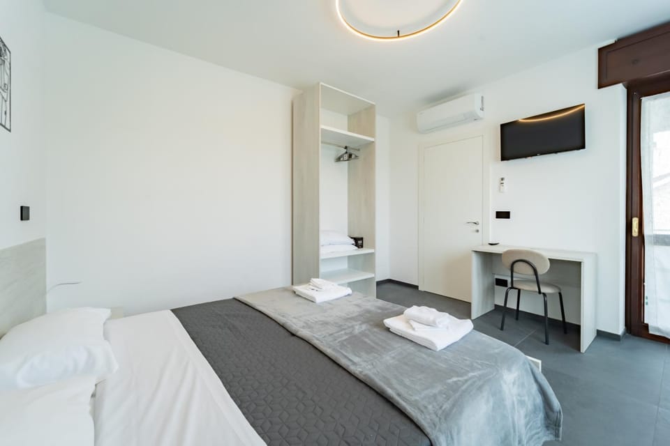 Bed, TV and multimedia, Photo of the whole room, Bedroom, towels, air conditioner