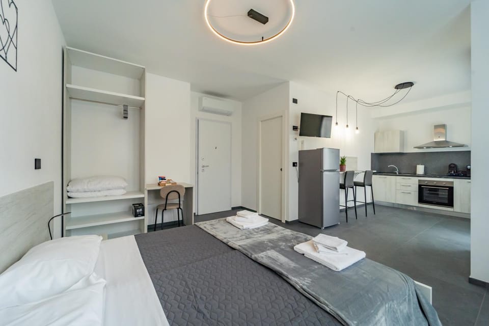 Bed, Kitchen or kitchenette, Photo of the whole room, Bedroom, oven, stove, towels, wardrobe