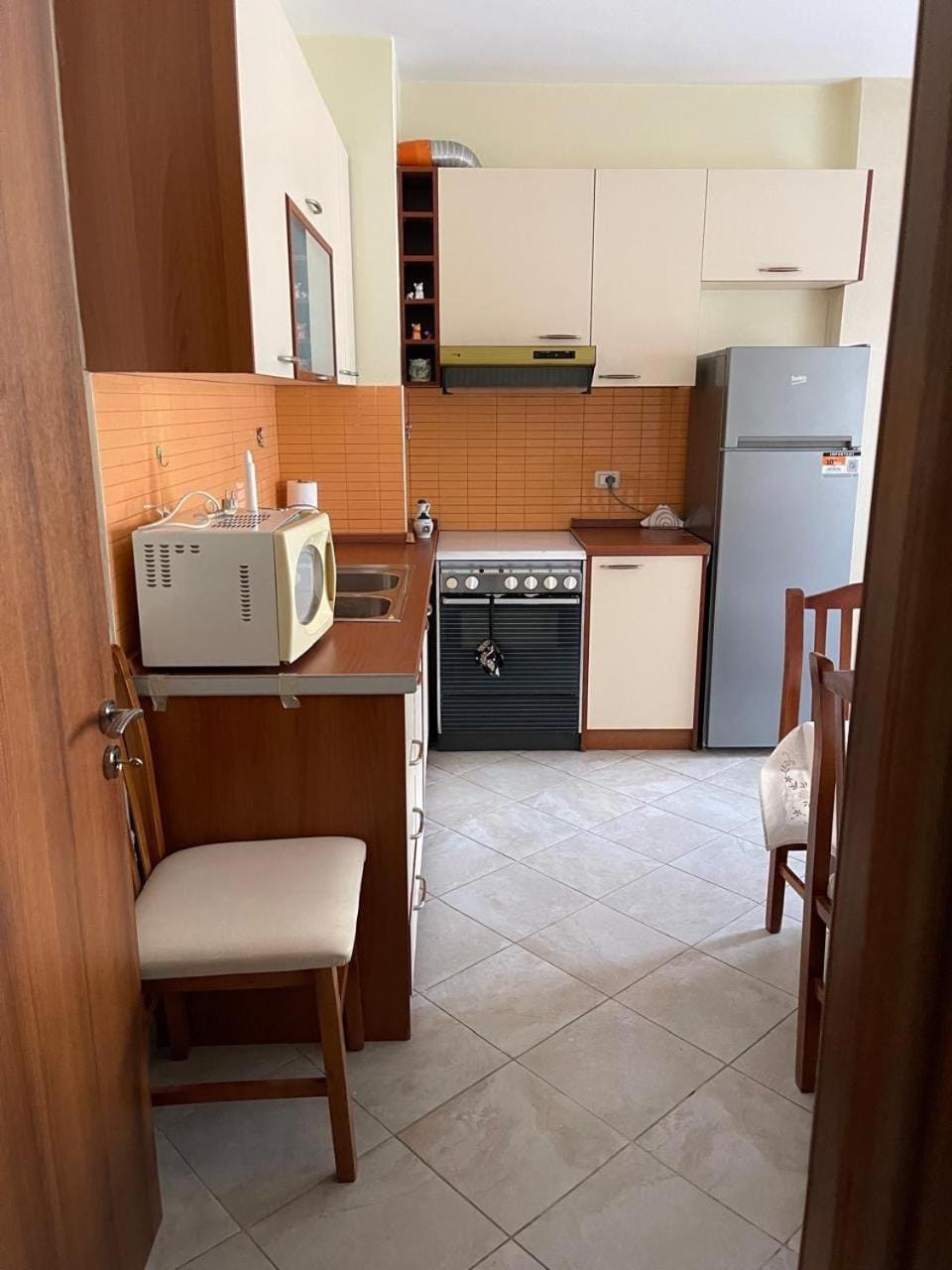 Kitchen or kitchenette, Dining area, microwave, oven