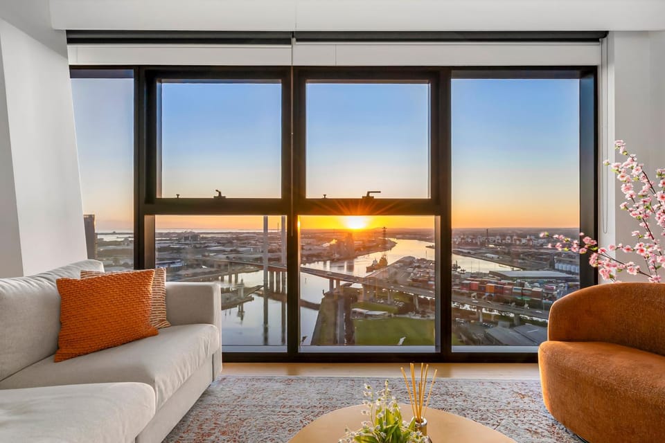 Skyline Luxe 3BR 3BA with Free Carpark, River & Ocean Views Apartment in Melbourne