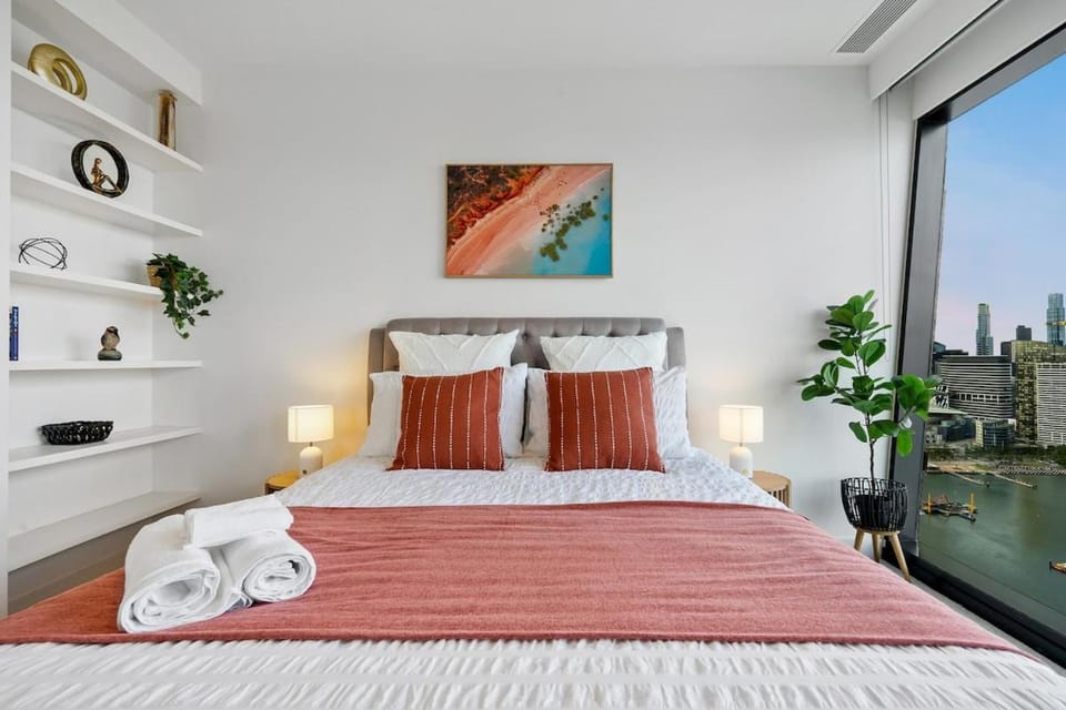 Skyline Luxe 3BR 3BA with Free Carpark, River & Ocean Views Apartment in Melbourne
