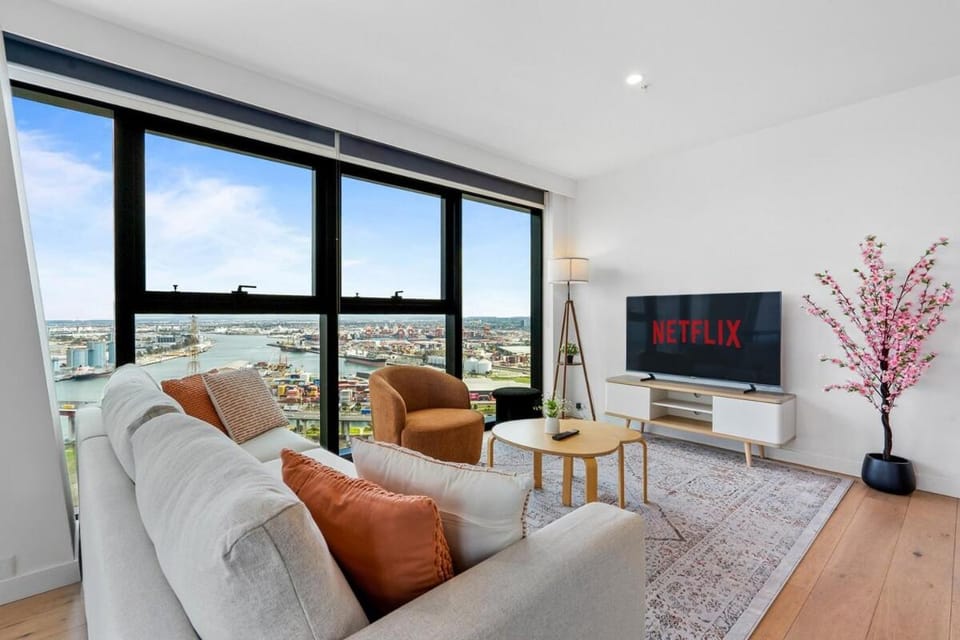 Skyline Luxe 3BR 3BA with Free Carpark, River & Ocean Views Apartment in Melbourne