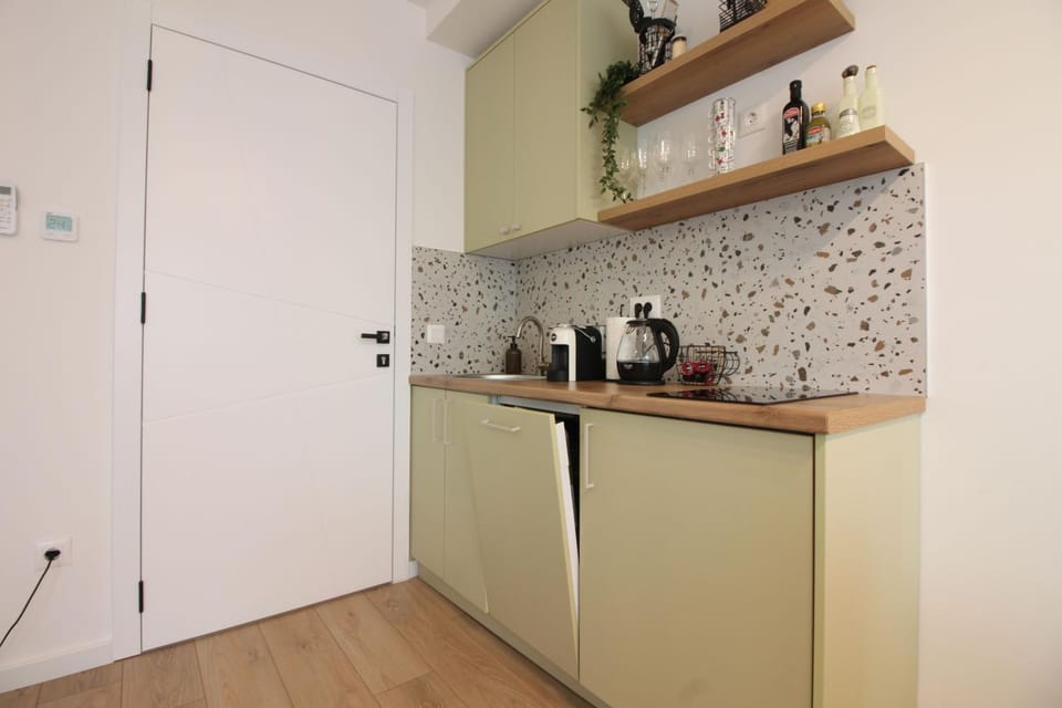 Coffee/tea facilities, Kitchen or kitchenette, stove
