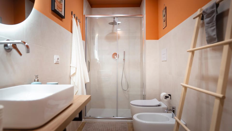 Shower, Toilet, Bathroom, bidet, towels