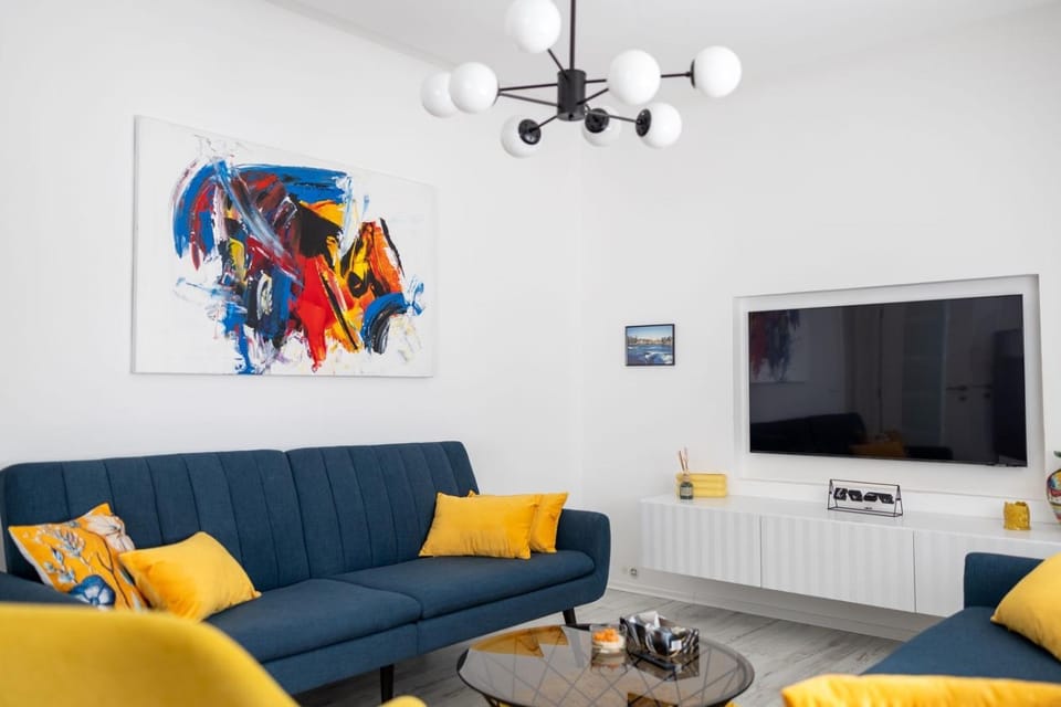 Communal lounge/ TV room, TV and multimedia, Living room, Seating area, Evening entertainment