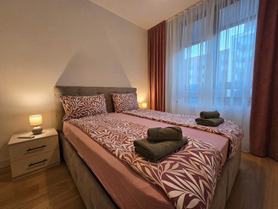 Photo of the whole room, Bedroom, towels