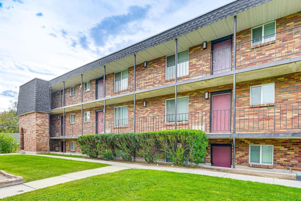 Hike & Ski: Condo 8 Mi to Dtwn Salt Lake City! House in Millcreek