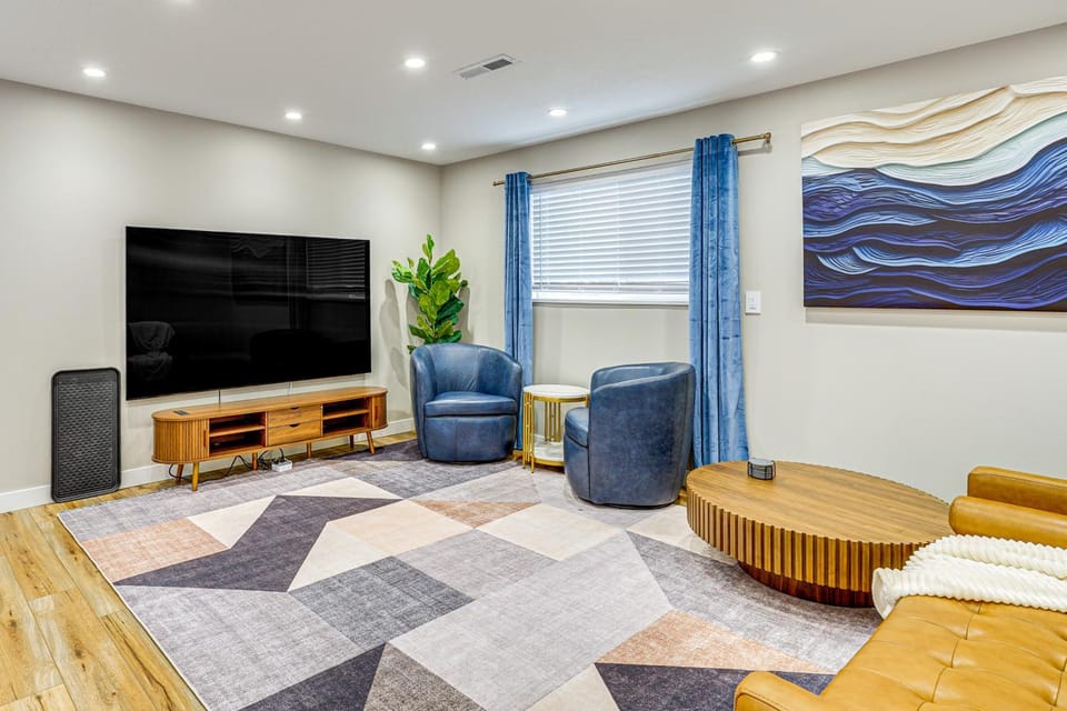 Hike & Ski: Condo 8 Mi to Dtwn Salt Lake City! House in Millcreek