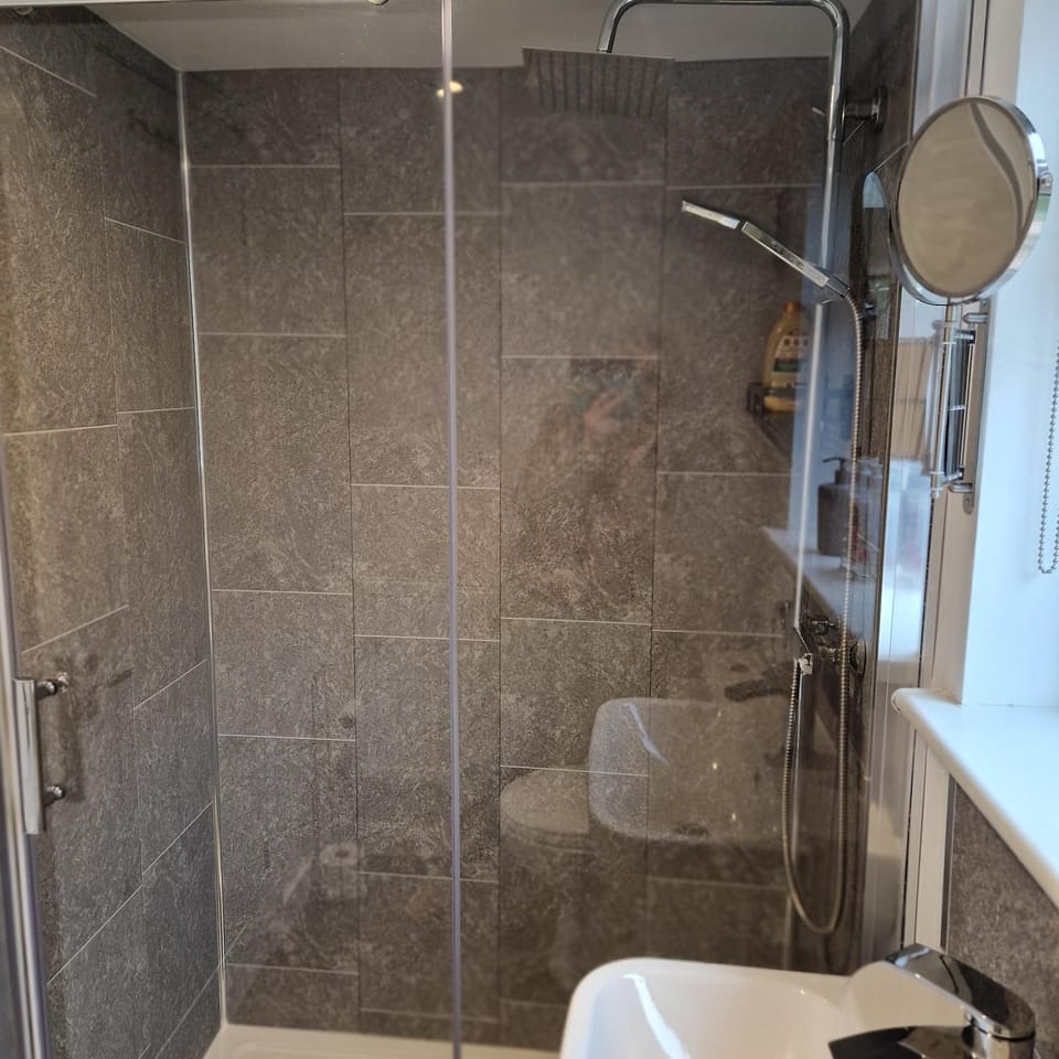 Welcoming ensuite bedroom Apartment in Wolverhampton