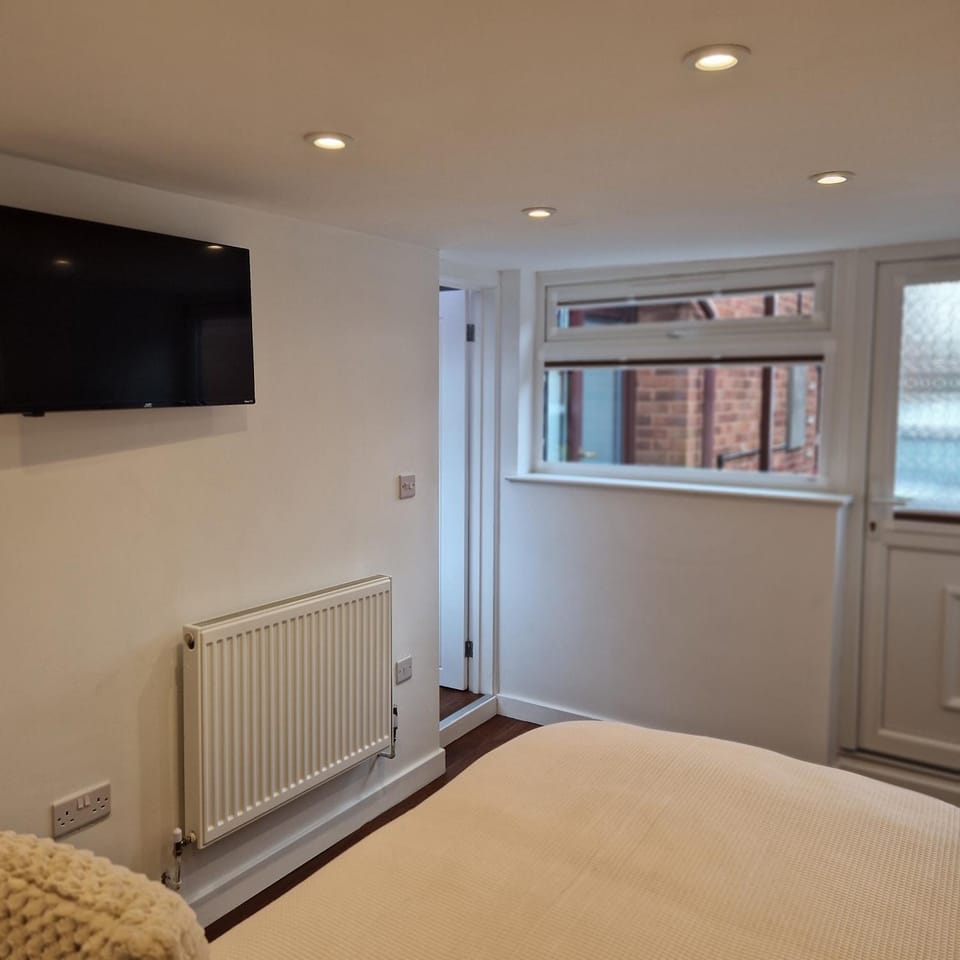 Bed, TV and multimedia, Photo of the whole room, Bedroom, internet