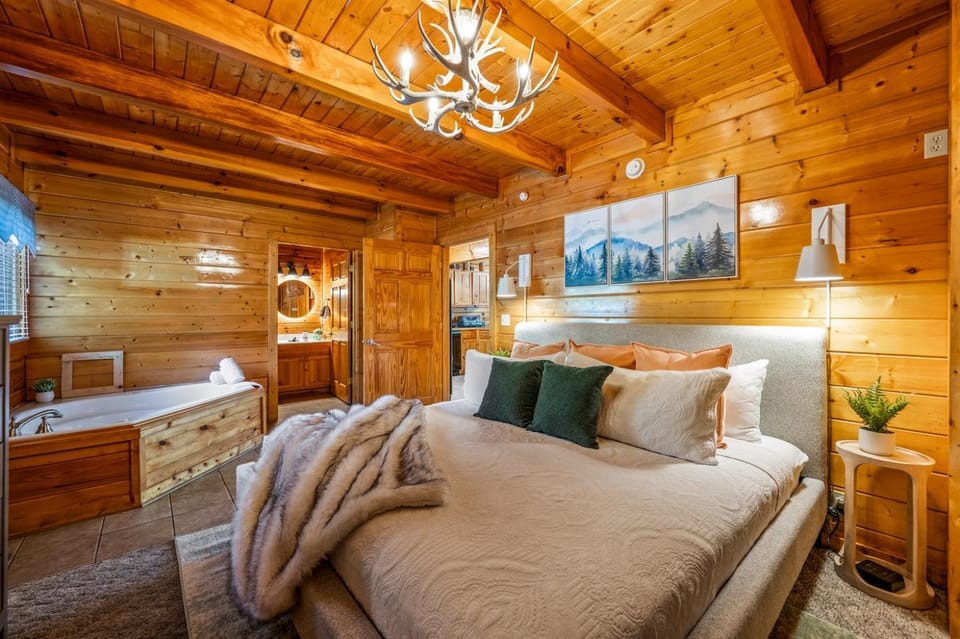 Romantic Hideaway Hot Tub, Scenic Views, Dogs OK House in Pigeon Forge