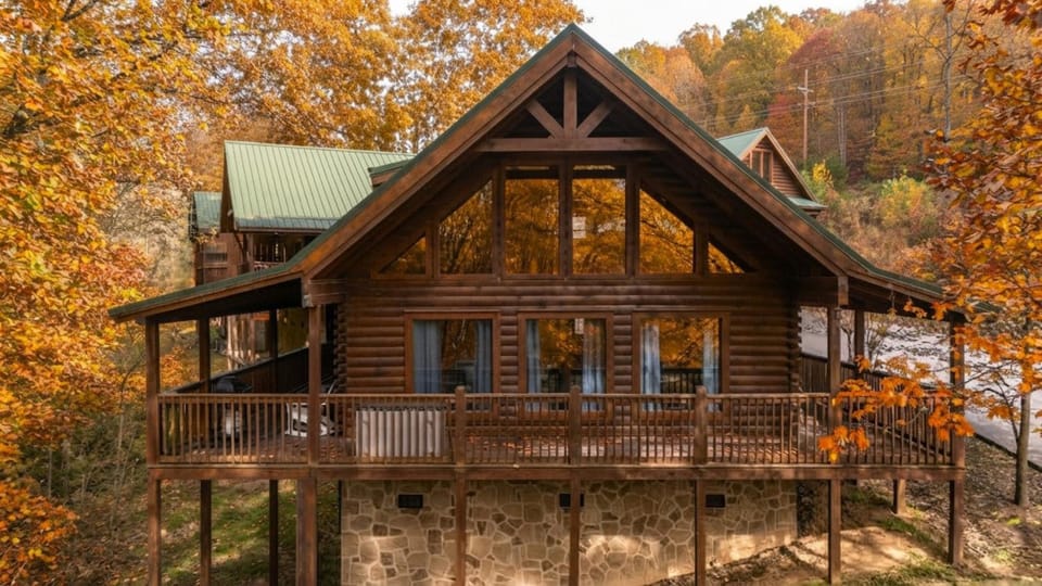 Blackberry Cobbler- Romantic Hideaway, Hot Tub, Scenic Views, Dogs OK House in Pigeon Forge