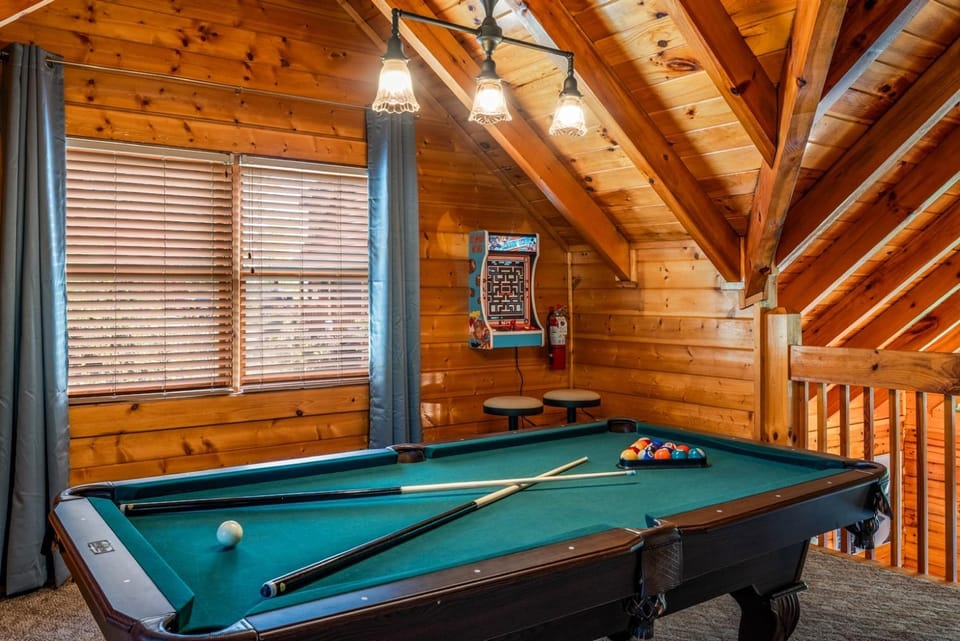 Romantic Hideaway Hot Tub, Scenic Views, Dogs OK House in Pigeon Forge