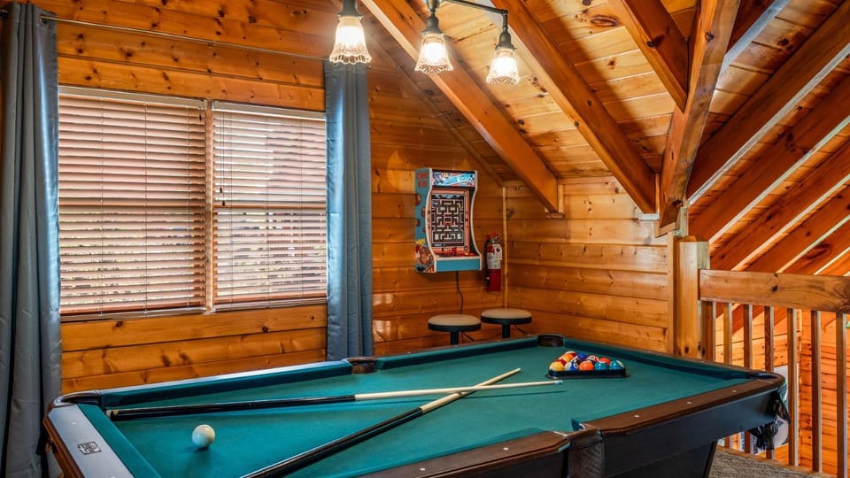 Blackberry Cobbler- Romantic Hideaway, Hot Tub, Scenic Views, Dogs OK House in Pigeon Forge