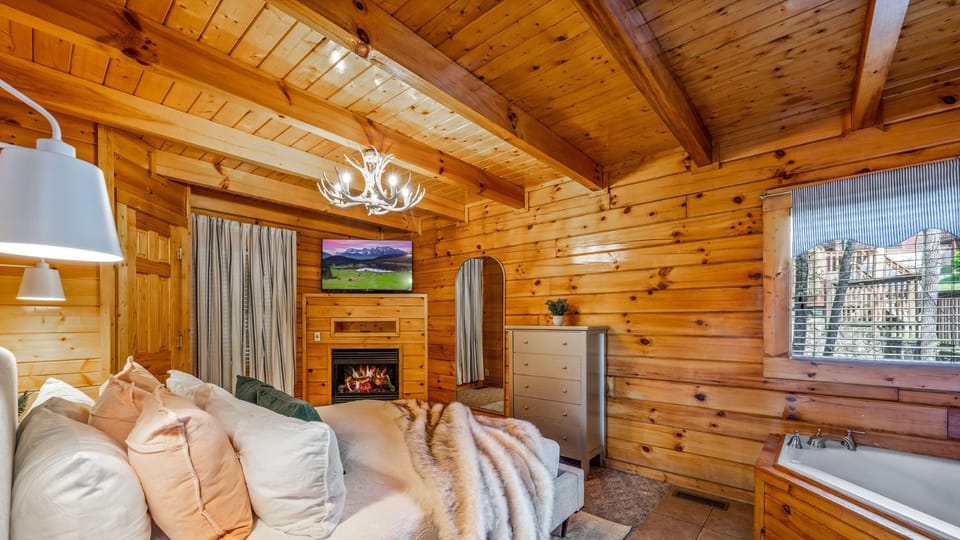 Blackberry Cobbler- Romantic Hideaway, Hot Tub, Scenic Views, Dogs OK House in Pigeon Forge