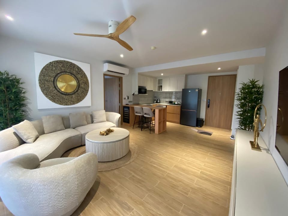 TV and multimedia, Kitchen or kitchenette, Living room, Seating area