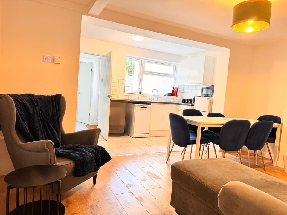 Entire New 4 Bed House Southampton 10 Guests House in Southampton