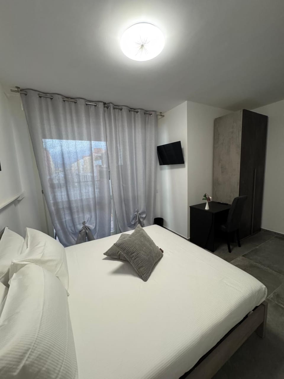 Bed, TV and multimedia, Photo of the whole room, Bedroom