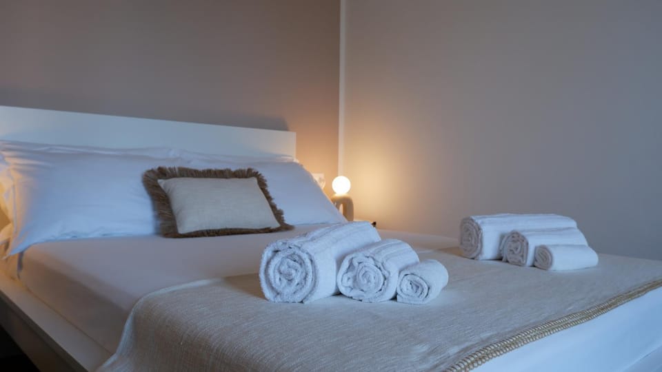 Bed, Bedroom, towels