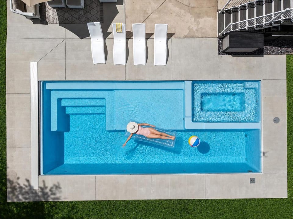 Lambeau View Pool Rooftop Entertainment Room House in Ashwaubenon