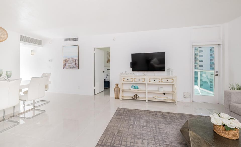 Communal lounge/ TV room, TV and multimedia, Living room, Seating area, Evening entertainment