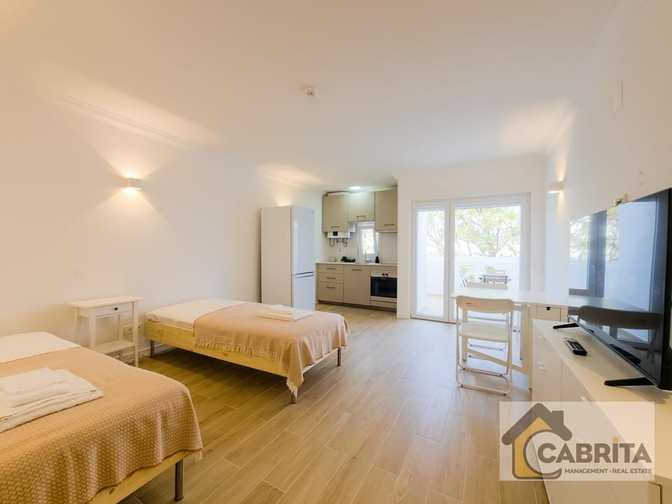 Bed, TV and multimedia, Kitchen or kitchenette, Photo of the whole room