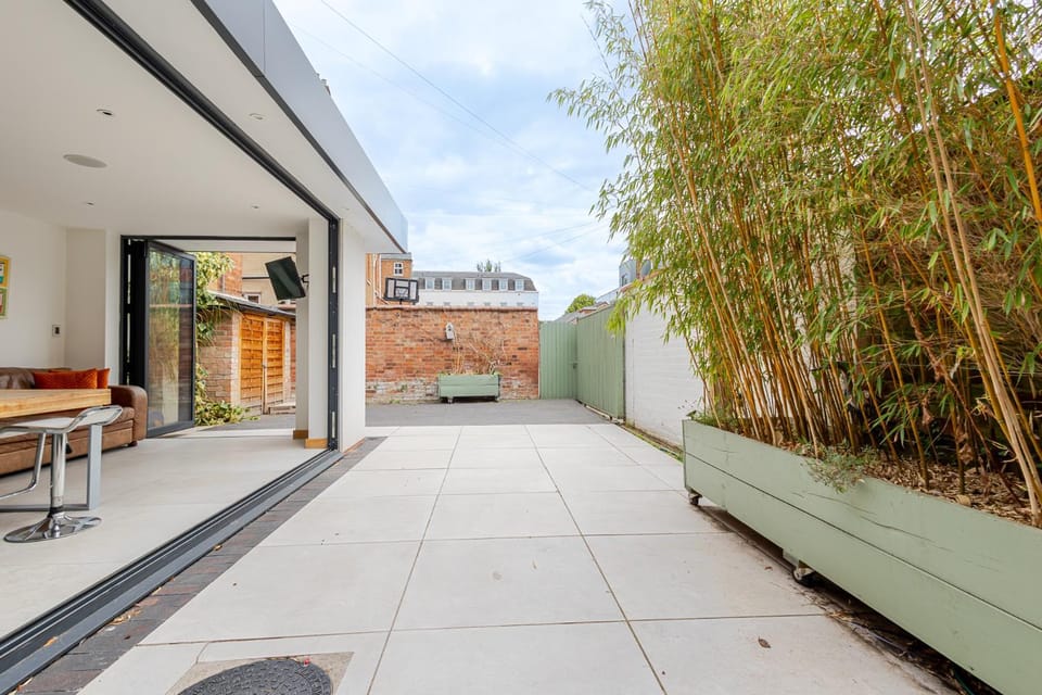 Stunning Townhouse & Basement in Leamington Spa Apartment in Royal Leamington Spa