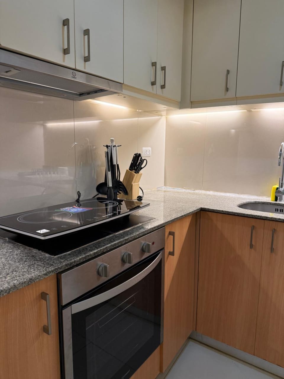 Kitchen or kitchenette, minibar, stove
